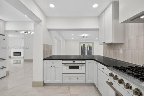 House in Miami, Florida 6 bedrooms, 389.17 sq.m. № 1921177 - photo 19