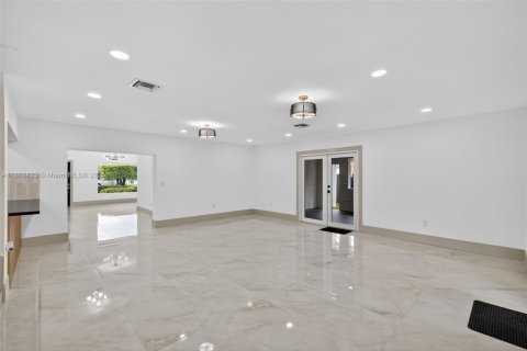House in Miami, Florida 6 bedrooms, 389.17 sq.m. № 1921177 - photo 26