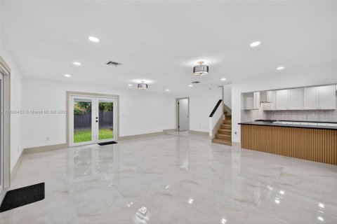 House in Miami, Florida 6 bedrooms, 389.17 sq.m. № 1921177 - photo 23