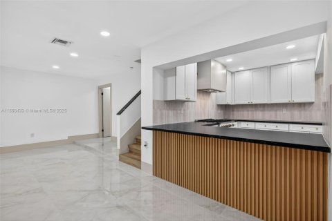 House in Miami, Florida 6 bedrooms, 389.17 sq.m. № 1921177 - photo 20