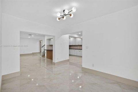 House in Miami, Florida 6 bedrooms, 389.17 sq.m. № 1921177 - photo 13
