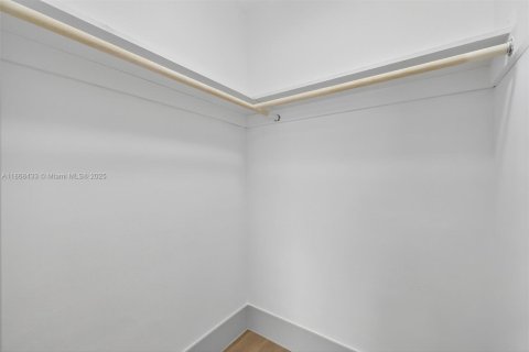 House in Miami, Florida 6 bedrooms, 389.17 sq.m. № 1921177 - photo 10