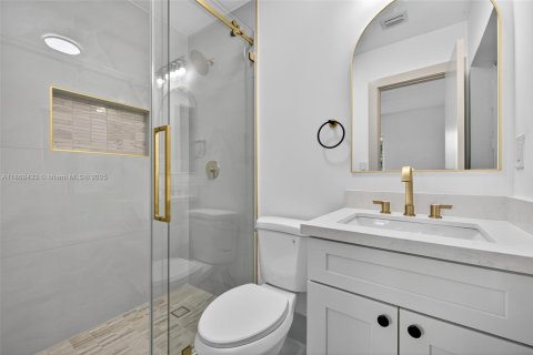 House in Miami, Florida 6 bedrooms, 389.17 sq.m. № 1921177 - photo 11