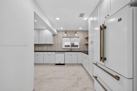 House in Miami, Florida 6 bedrooms, 389.17 sq.m. № 1921177 - photo 14