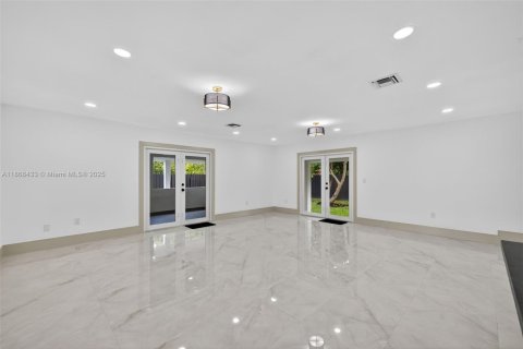 House in Miami, Florida 6 bedrooms, 389.17 sq.m. № 1921177 - photo 22
