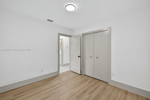 House in Miami, Florida 6 bedrooms, 389.17 sq.m. № 1921177 - photo 28