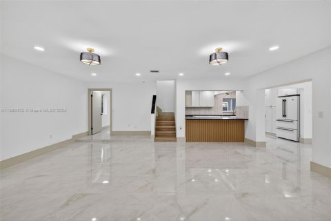 House in Miami, Florida 6 bedrooms, 389.17 sq.m. № 1921177 - photo 24