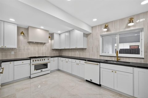 House in Miami, Florida 6 bedrooms, 389.17 sq.m. № 1921177 - photo 16