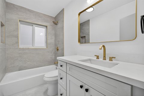 House in Miami, Florida 6 bedrooms, 389.17 sq.m. № 1921177 - photo 29