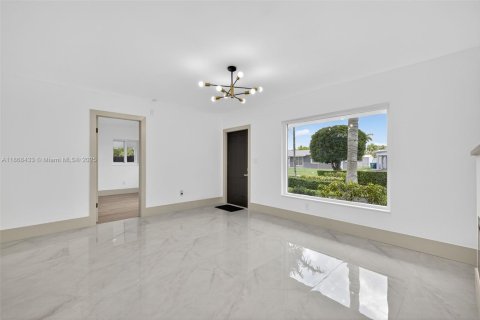 House in Miami, Florida 6 bedrooms, 389.17 sq.m. № 1921177 - photo 7