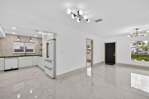 House in Miami, Florida 6 bedrooms, 389.17 sq.m. № 1921177 - photo 12