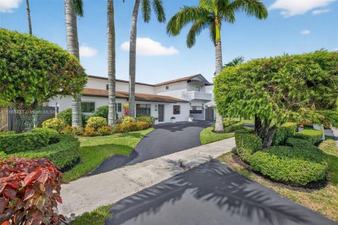 House in Miami, Florida 6 bedrooms, 389.17 sq.m. № 1921177 - photo 2