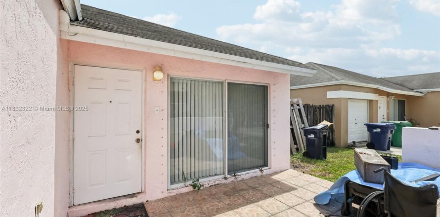 Villa ou maison à Miami Gardens, Floride 3 chambres, 110.09 m2 № 1830488