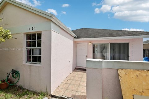 Villa ou maison à vendre à Miami Gardens, Floride: 3 chambres, 110.09 m2 № 1830488 - photo 2