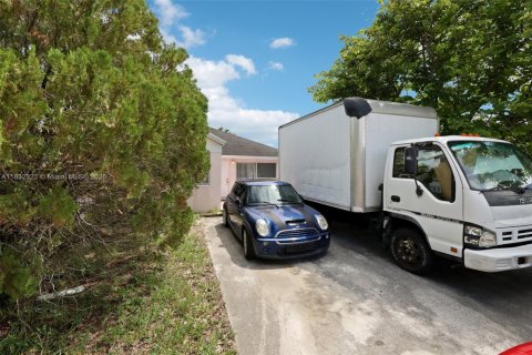 Villa ou maison à vendre à Miami Gardens, Floride: 3 chambres, 110.09 m2 № 1830488 - photo 3