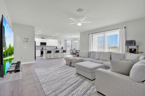 House in Port St. Lucie, Florida 4 bedrooms, 211.07 sq.m. № 2187482 - photo 10