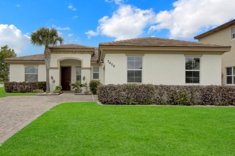 House in Port St. Lucie, Florida 4 bedrooms, 211.07 sq.m. № 2187482 - photo 2