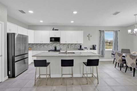 House in Port St. Lucie, Florida 4 bedrooms, 211.07 sq.m. № 2187482 - photo 4