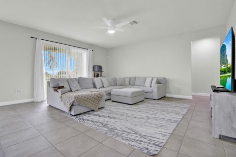 House in Port St. Lucie, Florida 4 bedrooms, 211.07 sq.m. № 2187482 - photo 9