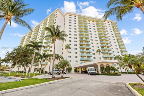 Condo in Sunny Isles Beach, Florida, 2 bedrooms  № 1701990 - photo 1