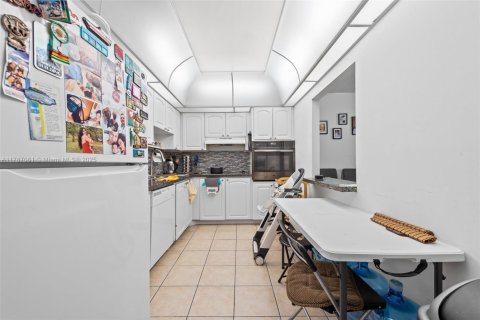 Condo in Sunny Isles Beach, Florida, 2 bedrooms  № 1701990 - photo 13