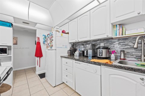 Condo in Sunny Isles Beach, Florida, 2 bedrooms  № 1701990 - photo 14
