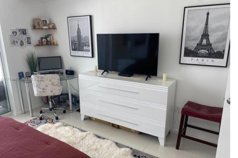 Condo in Miami, Florida, 1 bedroom № 2186023 - photo 13