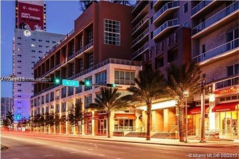 Condo in Miami, Florida, 1 bedroom № 2186023 - photo 9