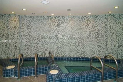 Condo in Miami, Florida, 1 bedroom № 2186023 - photo 2