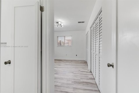 Propiedad comercial en venta en Miami, Florida, 201.78 m2 № 1874940 - foto 22