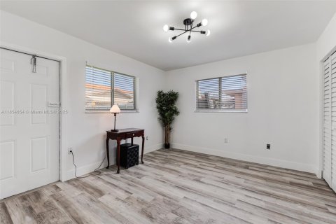 Propiedad comercial en venta en Miami, Florida, 201.78 m2 № 1874940 - foto 23