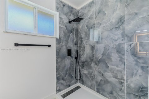 Propiedad comercial en venta en Miami, Florida, 201.78 m2 № 1874940 - foto 19