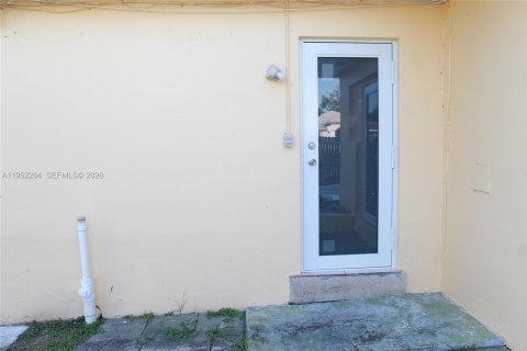 Снять в аренду коммерческую недвижимость в Форт-Лодердейл, Флорида 1 спальня, № 2006631 - фото 1