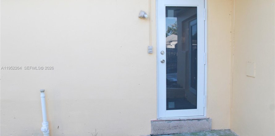 Коммерческая недвижимость в Форт-Лодердейл, Флорида 1 спальня № 2006631