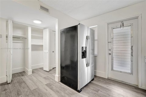 Condo in Hollywood, Florida, 2 bedrooms  № 1713923 - photo 7