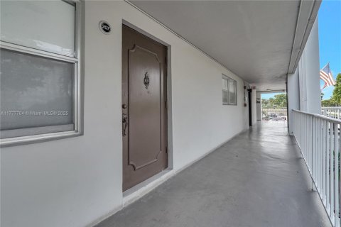 Condo in Hollywood, Florida, 2 bedrooms  № 1713923 - photo 2