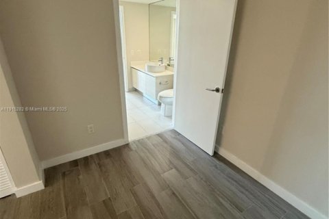 Apartamento en alquiler en Miami, Florida, 1 dormitorio, 62.43 m2 № 1971419 - foto 13