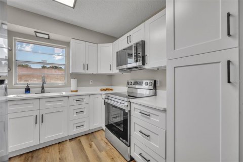 Condominio en DeLand, Florida, 2 dormitorios  № 2122533