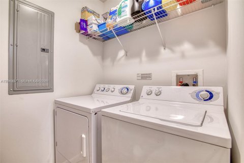 Copropriété à louer à Miami, Floride: 2 chambres, 109.9 m2 № 2288138 - photo 13