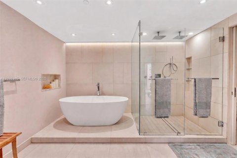 Condo in Miami, Florida, 2 bedrooms № 2153827 - photo 30