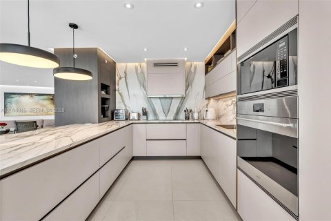 Condo in Miami, Florida, 2 bedrooms № 2153827 - photo 12