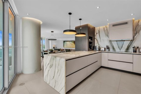 Condo in Miami, Florida, 2 bedrooms № 2153827 - photo 11