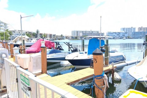 Condominio en alquiler en Hallandale Beach, Florida, 2 dormitorios № 1839618 - foto 13