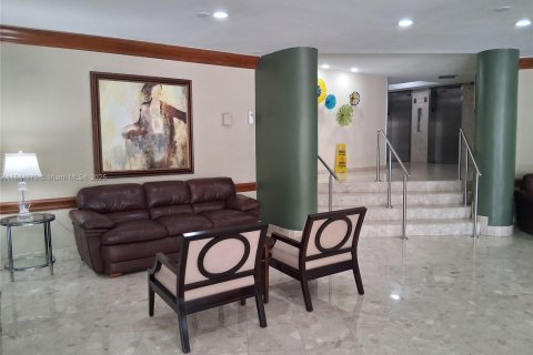 Condominio en alquiler en Hallandale Beach, Florida, 2 dormitorios № 1839618 - foto 4