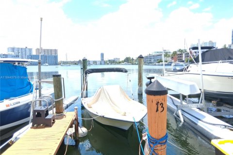 Condominio en alquiler en Hallandale Beach, Florida, 2 dormitorios № 1839618 - foto 14