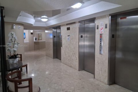 Condominio en alquiler en Hallandale Beach, Florida, 2 dormitorios № 1839618 - foto 7