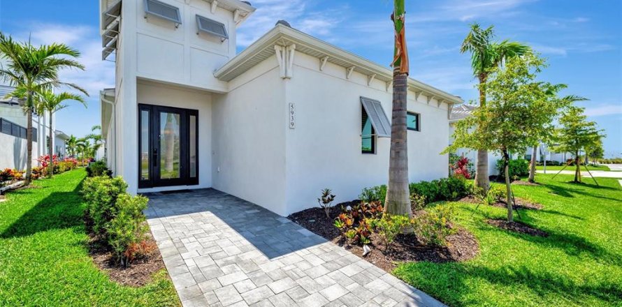 House in Bradenton, Florida 3 bedrooms, 218.69 sq.m. № 1648823