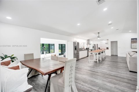 Villa ou maison à louer à Miami, Floride: 3 chambres, 295.24 m2 № 2168366 - photo 4