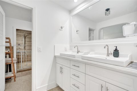 Villa ou maison à louer à Miami, Floride: 3 chambres, 295.24 m2 № 2168366 - photo 12