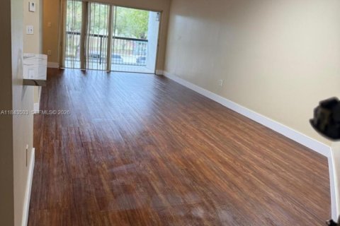Condominio en alquiler en Hialeah, Florida, 2 dormitorios, 91.23 m2 № 1836823 - foto 2
